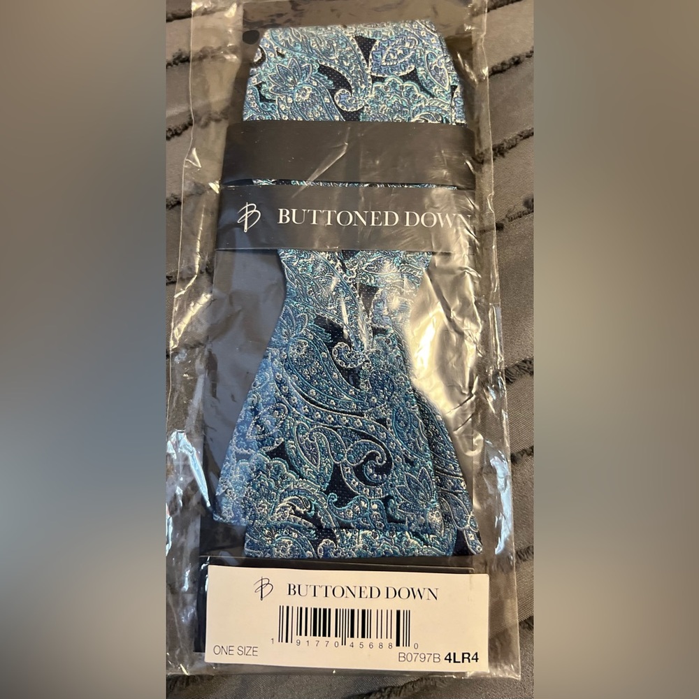 NWT Buttoned Down 100% Silk Bow Tie